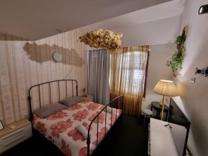 普拉Hostel Pipištrelo的一间小卧室,配有床和灯