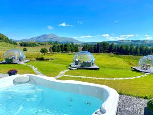 阿卡莱克明加里公园旅馆的两个圆顶的田野中的热水浴池