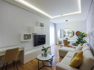 阿尔布费拉Luxury 1 Bedroom Apartment, Marina de Albufeira3的带沙发和电视的客厅