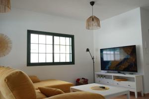 阿格特Casa Notas de Color Y Sal的带沙发和平面电视的客厅