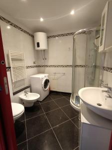 萨沃纳Appartamenti Lungomare Savona的一间带两个盥洗盆、淋浴和卫生间的浴室