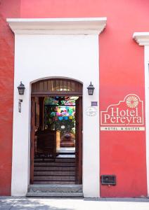 瓦哈卡市Hotel Casa Pereyra的一座红色和白色的建筑,设有开放式门