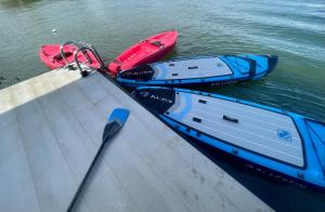 努萨角oasis noosa - luxury floating eco villas的水中两艘独木舟在船边