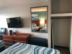 默特尔比奇Gazebo Inn Oceanfront的酒店客房设有床、梳妆台和镜子