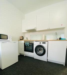 凯夫拉维克Easy Stay的厨房配有洗衣机和微波炉。