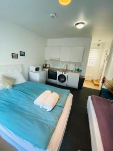 凯夫拉维克Easy Stay的一间卧室配有蓝色的床和2个白色枕头