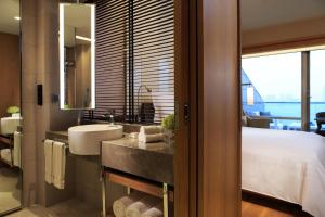 香港香港万丽海景酒店的一间带水槽、床和镜子的浴室