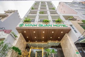 岘港Minh Quan Hotel - Da Nang Center By HOS的一座建筑,上面有读明尼尔酒店