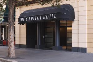 悉尼The Capitol Hotel Sydney的一座建筑,上面有读过车厢酒店的标志