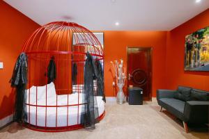 Cái RăngKhách Sạn Nhà Mình的橙色的房间,客厅里有一个鸟笼