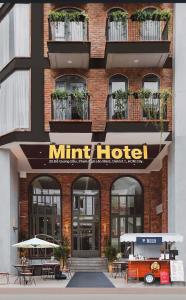 胡志明市Mint Hotel Bui Vien Q1的上面有迷你酒店标志的建筑