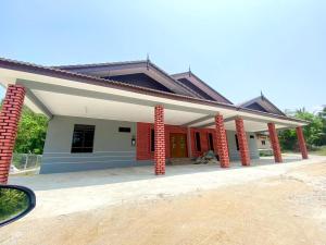 马兰Sasuka Guesthouse (Muslim Sahaja)的前面有红砖柱的房子