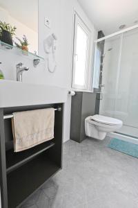 德拉格O'LIVE PREMIUM Mobile Home的一间带水槽和卫生间的浴室以及窗户。