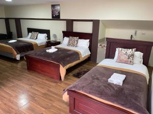 巴尼奥斯Hotel Casa Santa Lucía的酒店客房 - 带两张床和木地板