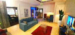 阿布贾House of Dioma Apartments, Kubwa的客厅配有蓝色的沙发和电视