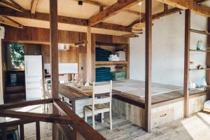 南伊豆町尤米加玛别墅度假屋的一间厨房,里面配有桌椅