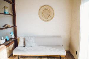 南伊豆町尤米加玛别墅度假屋的客厅里一张白色沙发