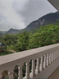 北市Thành Luân Hotel的山景阳台。