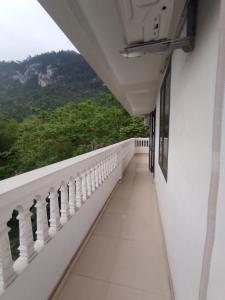 北市Thành Luân Hotel的山景阳台。