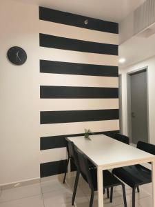 乔治市Beacon Executive Suites - By IZ的一间拥有黑白条纹墙的用餐室