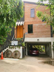 大城Dawnthaya Ayutthaya House的车库里停有车的建筑物