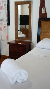 奥尔沃克斯岛Choby's House Holbox的酒店客房,配有床和镜子