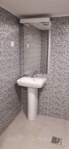 克拉西奇Studio Happy Montenegro的浴室设有白色水槽和镜子