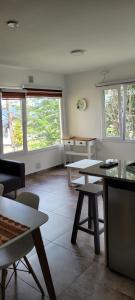 乌斯怀亚Lalúan departamento temporario的客厅配有桌椅和窗户。