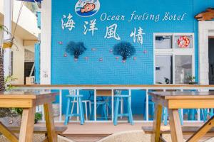 小琉球岛海洋风情渡假旅馆的餐厅拥有蓝色的墙壁,配有桌椅