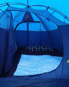 金塔马尼Rejengbali的蓝色帐篷,配有一张床
