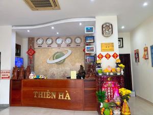 土龙木市Thien Ha Hotel的一间厨房-带柜台和时钟的haaaarmaarmaarmaarma商店