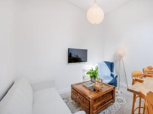 埃尔斯米尔Alexander Z - Uk43586的客厅配有白色沙发和蓝色椅子