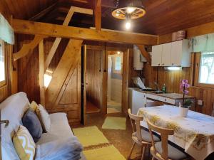 拉多夫吉卡Beehive cabin on a farm的小屋内的厨房和用餐室配有桌子