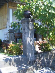 艾湄湾阿卢尔海滩民宿的房屋前有树的石柱