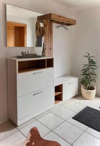 BerlingenEifelhaus LandLuft mit Infrarotkabine的一间带白色橱柜和镜子的浴室