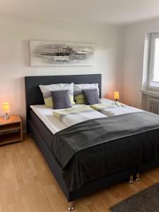 BerlingenEifelhaus LandLuft mit Infrarotkabine的卧室内的一张大床,配有两盏灯