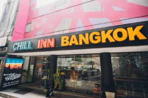 Bang KapiChill Inn Bangkok的一间商店,上面有读书儿童字样的标志