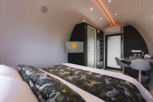 Endrick Escape - Luxury Glamping的一间小卧室,配有一张床和一张桌子