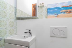 福纳卢奇Ca'n Mayol (Banyeta)的一间带水槽和镜子的浴室