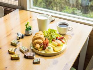 鱼池乡碧水山居湖畔民宿的餐桌,饭盘,咖啡