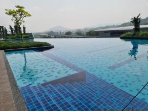 蕉赖Alpine Parkland Netflix 5 beds at MRT Batu 11 Cheras的一座蓝色瓷砖的大型游泳池