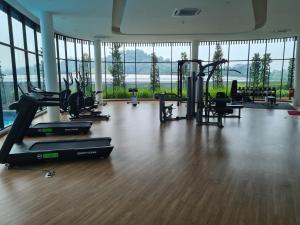 蕉赖Alpine Parkland Netflix 5 beds at MRT Batu 11 Cheras的一个带跑步机和健身器材的健身房,位于带窗户的房间
