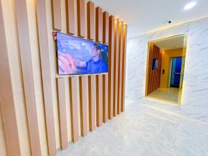 吉隆坡Astar Hotel Bukit Bintang的客厅的墙上配有电视