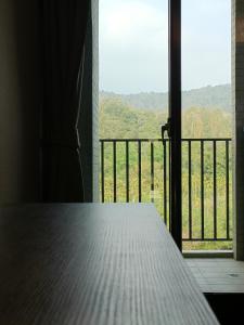 鱼池乡瑞居渡假饭店的客房设有一个享有田野景致的窗户。