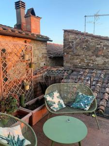 波吉奥的圣多纳托La tua casa nel Chianti的庭院设有两把椅子、一张桌子和围栏