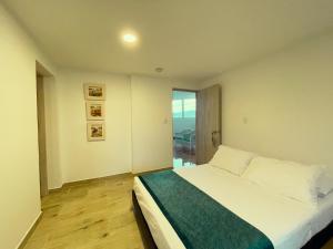 圣罗莎德卡瓦尔Hotel Campestre Villa Mary的一间卧室设有一张大床和一个窗户。