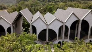 慕斯大瑶岛拉巴里斯酒店的森林中一排带拱形窗户的房屋