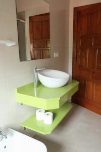 CanalesCasa Balbi的一间带碗水槽和镜子的浴室