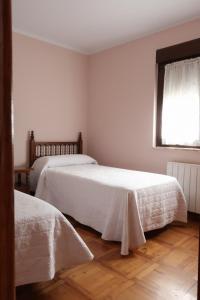 CanalesCasa Balbi的一间卧室设有两张床和窗户。