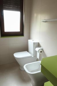 CanalesCasa Balbi的白色的浴室设有卫生间和窗户。